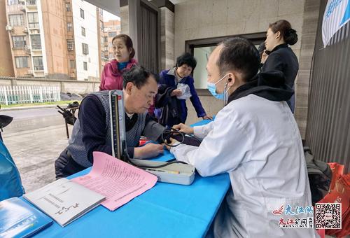 潯陽區(qū)甘棠街道 社區(qū)物業(yè)手牽手 便民服務(wù)心連心 —— 健康咨詢暖人心！